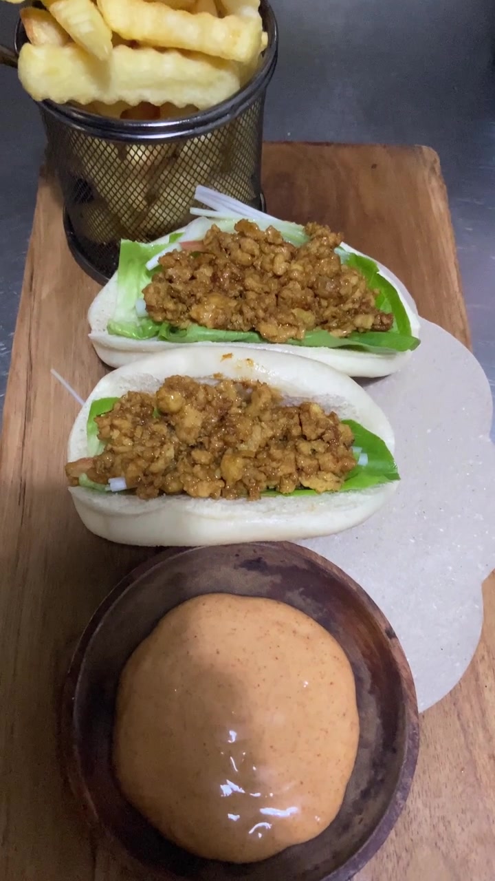Due bao bun al vapore con carne macinata e patatine fritte ondulate