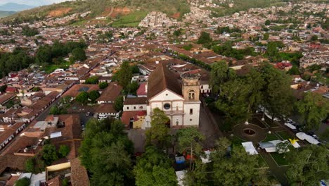 Niedrige-Umlaufbahn-Der-Hauptkirche-Von-Patzcuaro-Michoacan-Bei-Sonnenuntergang