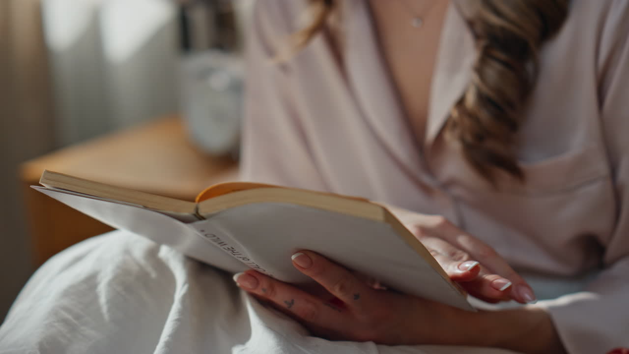 mujer leyendo un libro