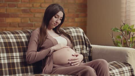 mujer embarazada tocando su vientre