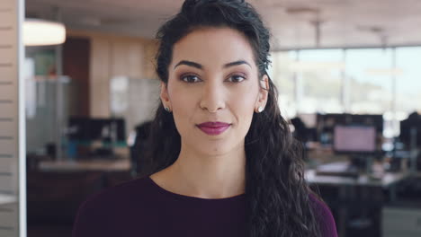 riendo, sonriendo y la cara de una mujer de negocios