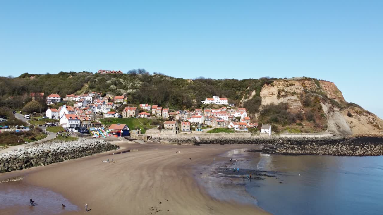 Villaggio pittoresco di Runswick Bay, Yorkshire. Inghilterra. Ascesa aerea.