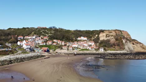 Malerisches-Dorf-Runwick-Bay,-Yorkshire.-England.-Luft-Aufsteigend