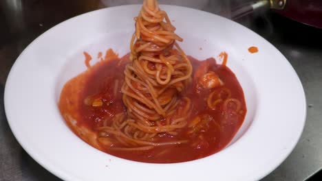 preparando un plato de pasta de camarones