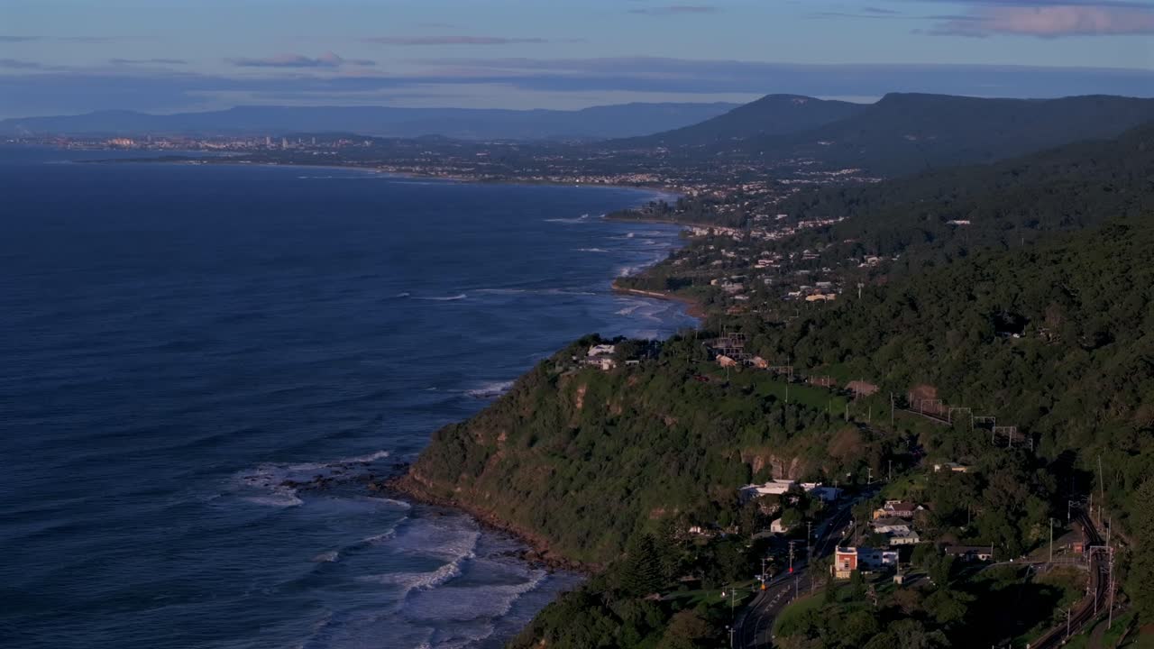 perspectiva aérea única de drones en la costa sur de wollongong, australia, línea costera de la universidad, estación de tren de coal cliff, minería de carbón en thurl, grand pacific drive, mañana, primavera, verano, mar azul, cielo estático.