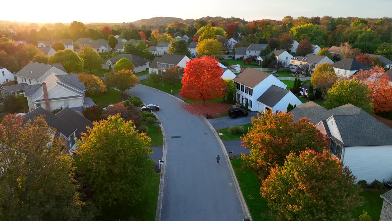 vecindario americano durante el atardecer de otoño