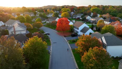 Barrio-Americano-Durante-El-Atardecer-De-Otoño.