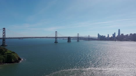 Toma-Aérea-De-Drones-Con-Panorámica-Lenta-De-La-Novia-De-Oakland-Y-La-Ciudad-De-San-Francisco