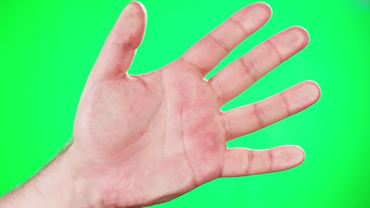 Primo piano di una mano aperta su uno schermo verde