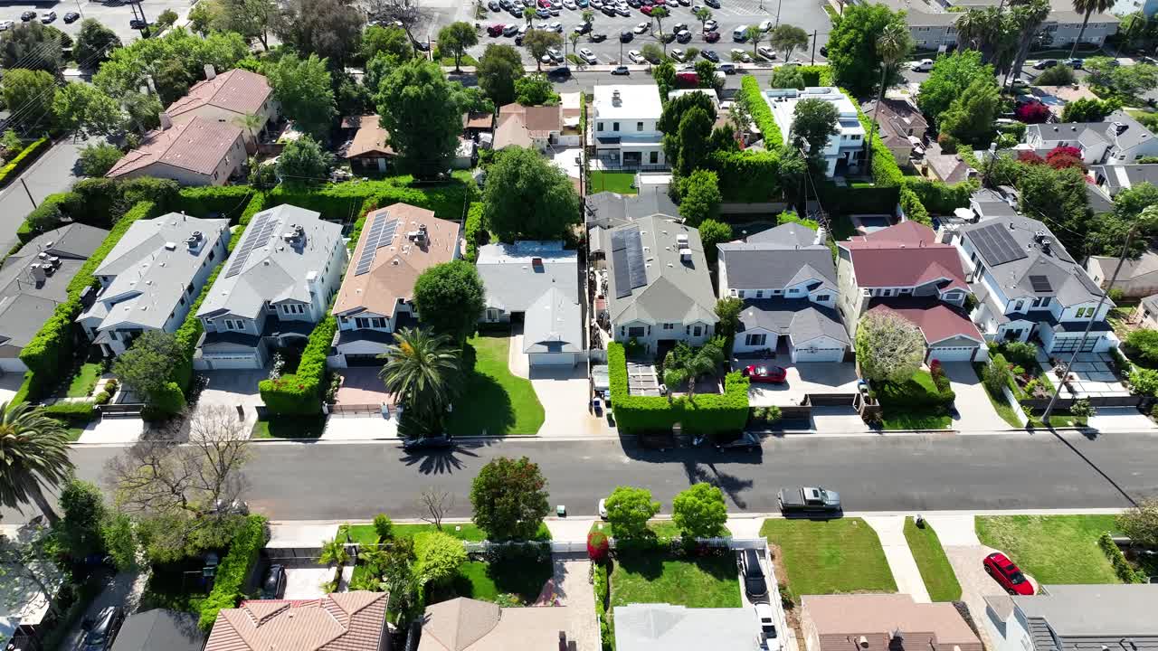 vista aérea volando sobre el idílico vecindario residencial en sherman oaks, los ángeles