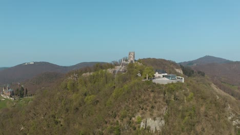 drone - toma aérea de los drachenfels con el castillo drachenburg siebengebirge cerca de bonn - königswinter 30p