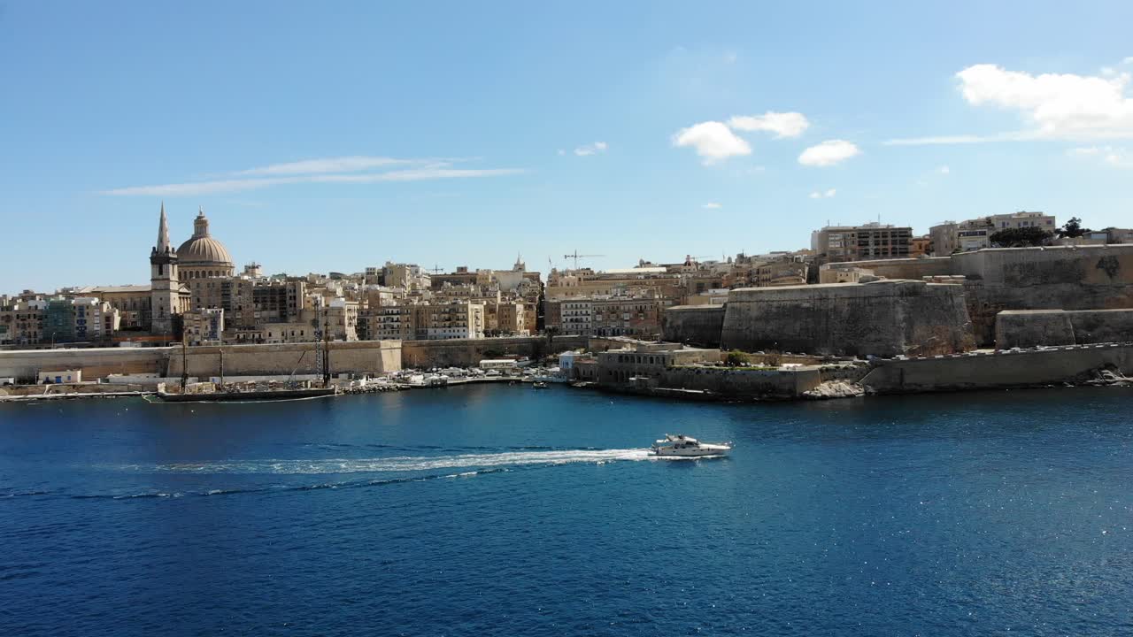 Yacht di lusso in una capitale mediterranea, porto sul mare blu La Valletta, Malta in una calda giornata estiva