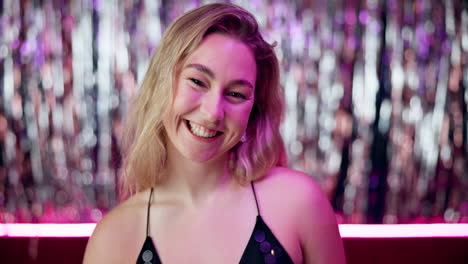 mujer feliz en una fiesta