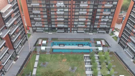 Imágenes-Aéreas-Filmadas-En-Una-Ciudad-India-En-Crecimiento-Que-Muestran-Edificios-Arquitectónicos-Y-Nuevos-Apartamentos-Residenciales