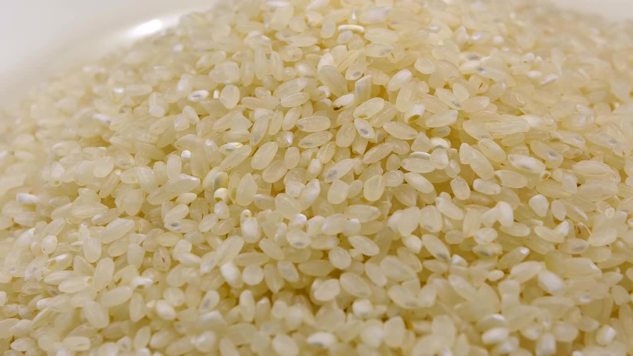 los granos de arroz crudo giran de cerca
