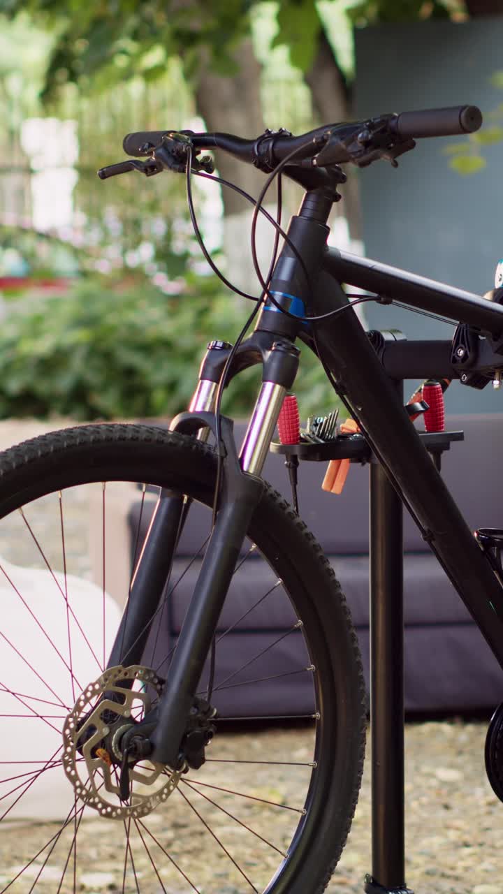 Bicicleta em um suporte de reparo