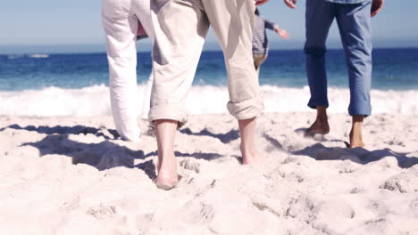 Familia-De-Tres-Generaciones-Corriendo-A-La-Playa