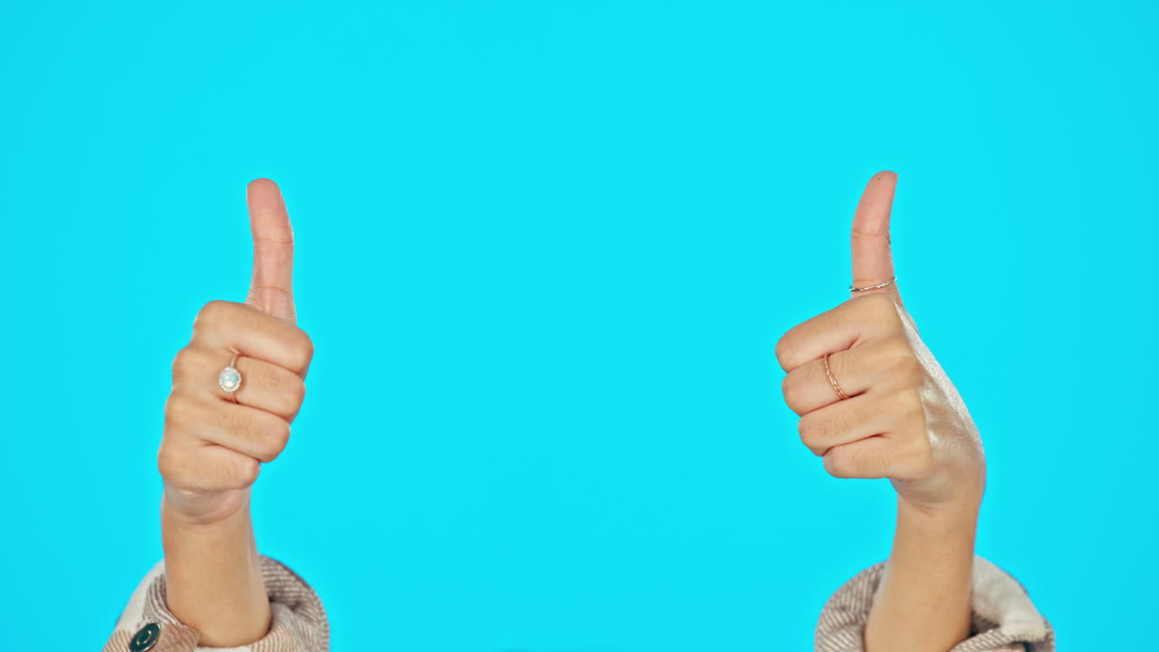 pulgares hacia arriba, voto y manos de la mujer en el estudio