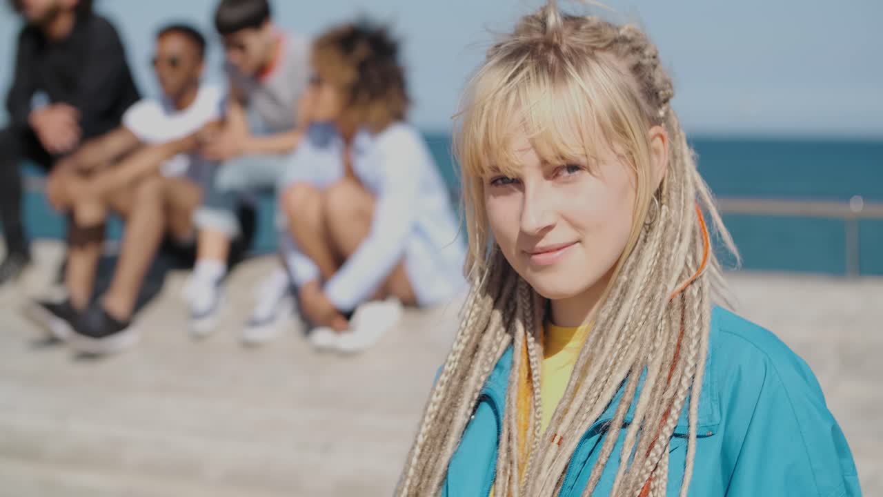 햇빛에 아름 다운 젊은 금발 여자