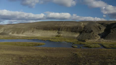 El-Agua-Fresca-Y-Natural-Abunda-En-Islandia,-Se-Puede-Beber-Directamente-Del-Río