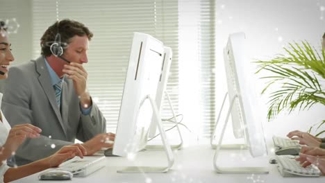 animación de moléculas en movimiento sobre personas de negocios que usan auriculares de teléfono