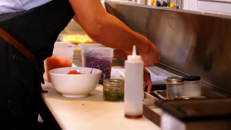 chef preparando ensalada en el cuenco