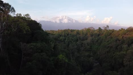 Kilimanjaro-Por-Drone-Tanzania-Lado-Verde-Al-Atardecer