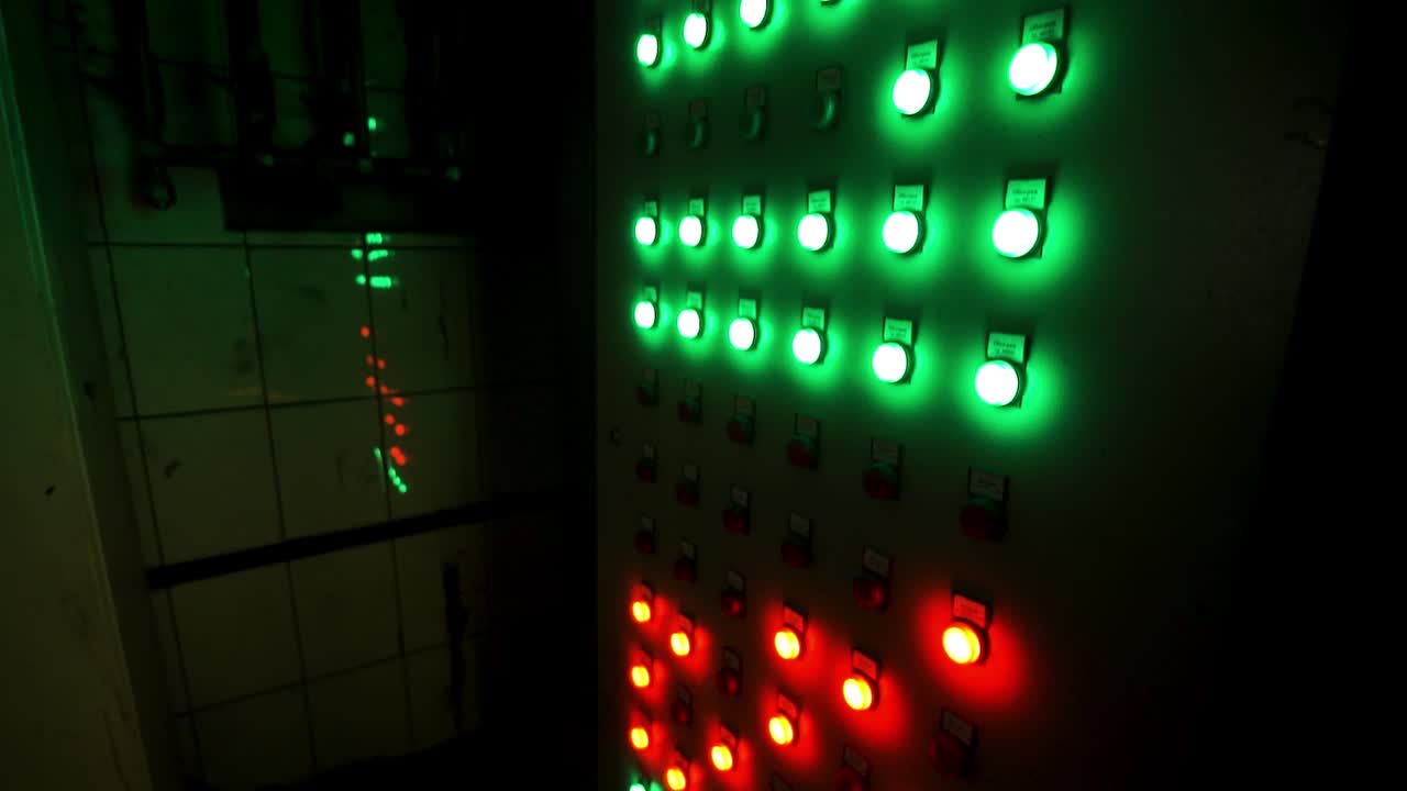 panel de control industrial por la noche