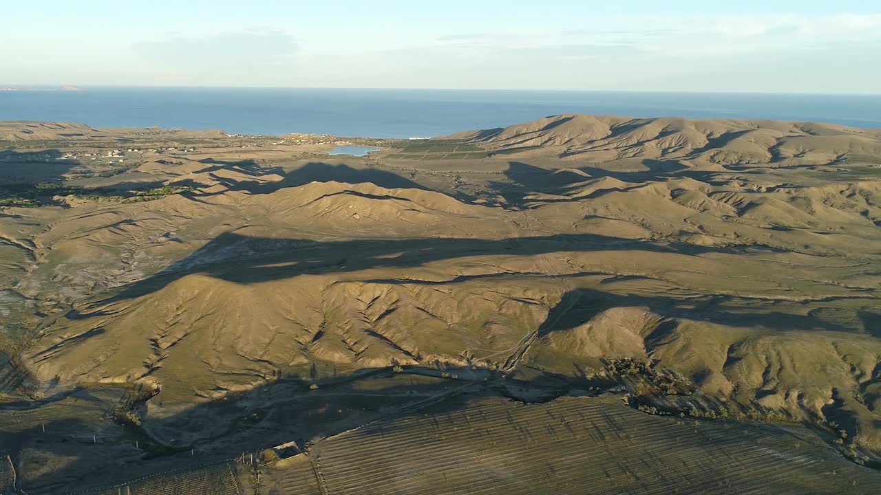 paisaje costero montañoso con valle seco