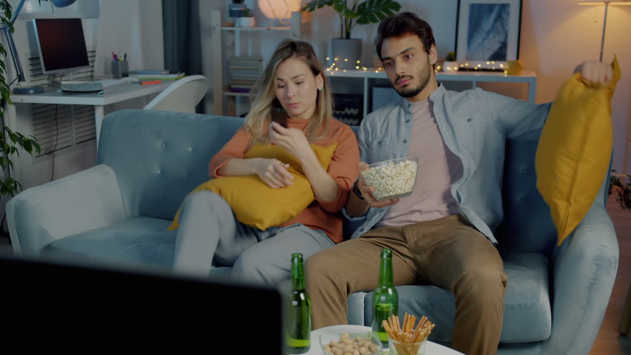 Coppia che guarda la TV a casa