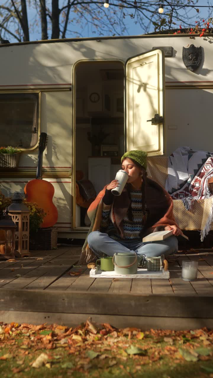 가을 날 캠퍼밴에서 휴식을 취하는 여자