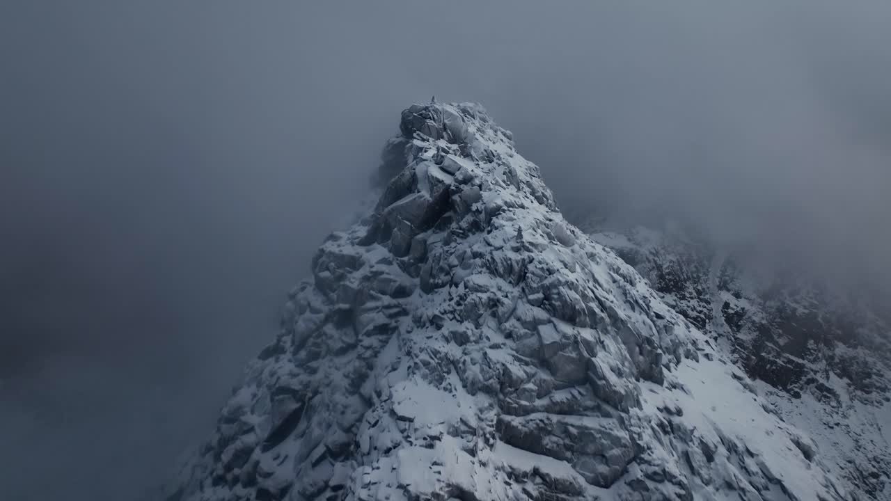 노르웨이의 눈 산의 공중 풍경 겨울 동안 아름다운 풍경