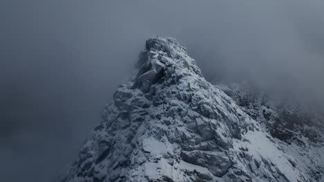 Vista-Aérea-Del-Hermoso-Paisaje-De-La-Montaña-Nevada-De-Noruega-Durante-El-Invierno