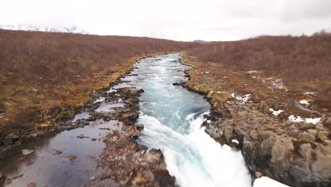 Rauer-Fluss-Mit-Kleinem-Wasserfall-Im-Südwesten-Islands