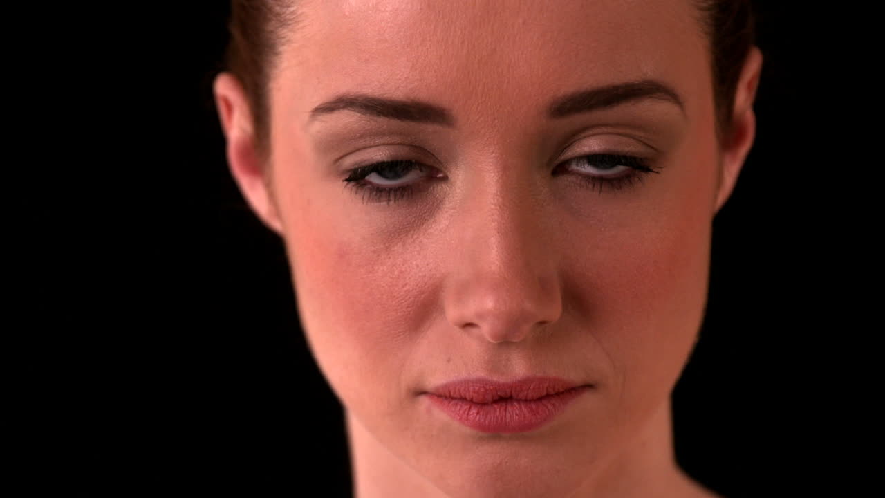 hermosa morena mirando a la cámara