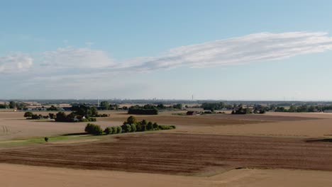 ascensão aérea mostrando a vasta paisagem sueca e a cidade malmo de longe