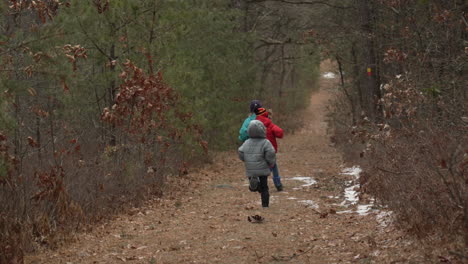 Kinder-Laufen-Im-Winter-Einen-Waldweg-Hinunter