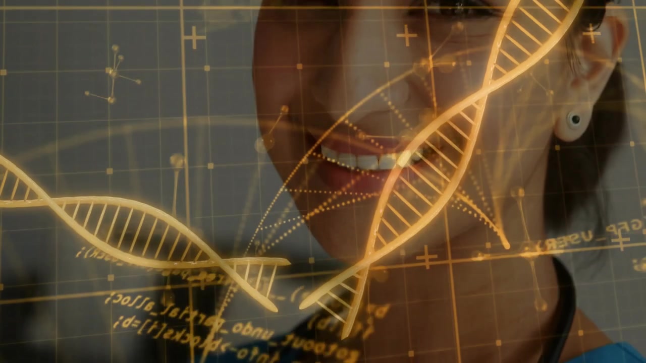 Nainen tutkii geneettistä dataa biotekniikan laboratoriossa, kultaisen DNA-kaksoiskierteen ja molekyyligrafiikan ilmestyessä päällekkäin.