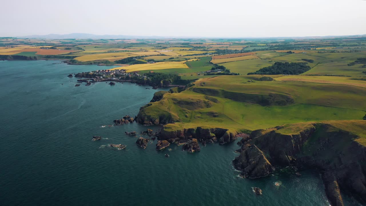 vista aérea de la costa de gran bretaña: los acantilados de escocia y el pequeño pueblo pesquero de st abbs