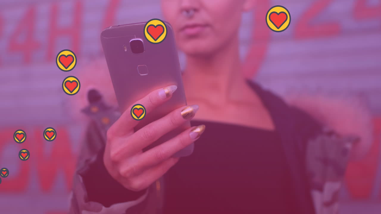 animación de iconos de los medios sobre una mujer caucásica que usa un teléfono inteligente