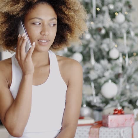 Junge-Frau-Telefoniert-Zu-Weihnachten