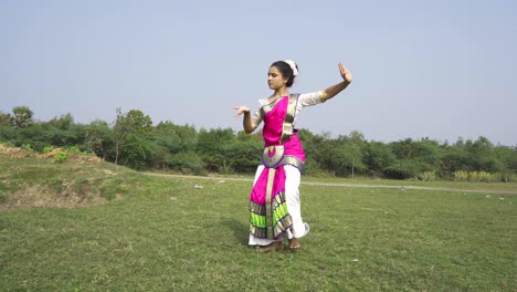 A-bharatnatyam-dancer-displaying-a-classical-bharatnatyam-pose-in-the-nature-of-Vadatalav-lake,-Pavagadh