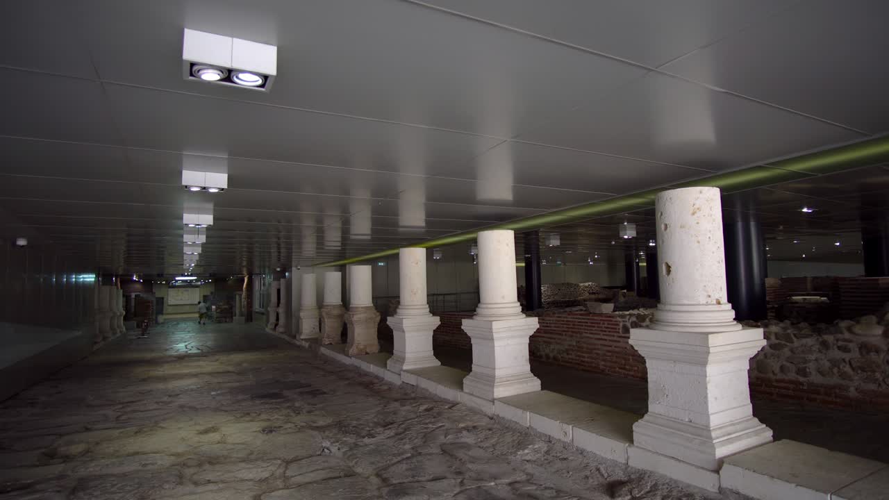 панорамный вид римского археологического памятника возле выхода из станции метро сердика в софии