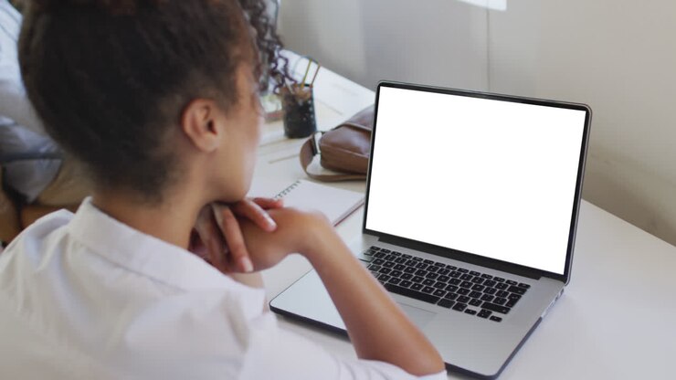 Femme d'affaires afro-américaine utilisant un ordinateur portable pour une visioconférence, avec espace de copie