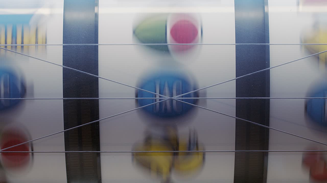 máquina tragamonedas en un primer plano sin parar disparo de los símbolos giratorios