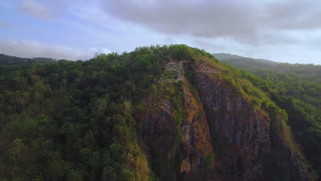 punto de vista turístico vista aérea en el acantilado de la montaña gunung kidul desde un avión no tripulado volando disparo de paralaje