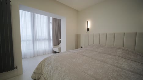 interior de un dormitorio acogedor de diseño moderno con lámpara de piso artesanal