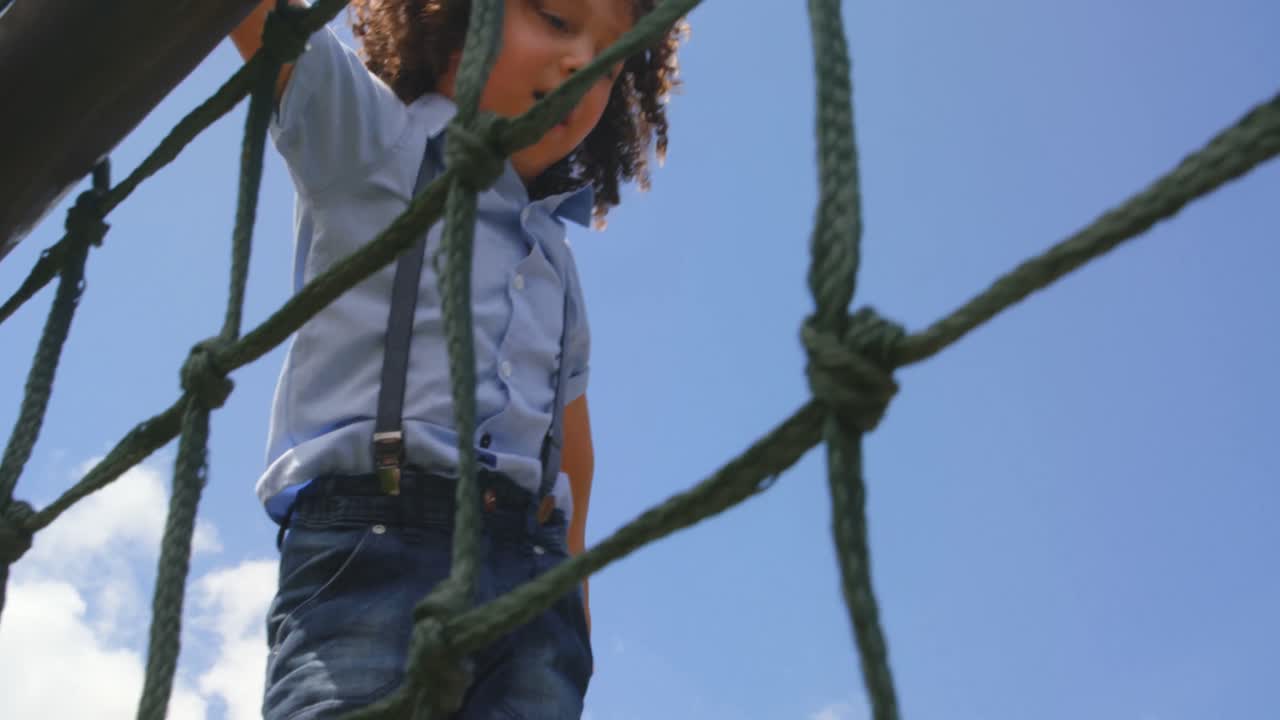 vista de ángulo bajo de una escolar de raza mixta jugando en el patio de recreo de la escuela en un día soleado 4k