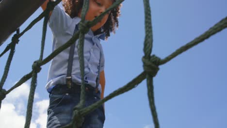 Niedrigwinkelaufnahme-Einer-Gemischtrassigen-Schülerin,-Die-An-Einem-Sonnigen-Tag-Auf-Dem-Schulhof-Spielt,-4k