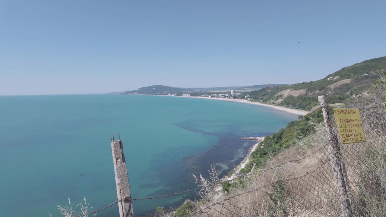 Video 4K da un punto panoramico di una bellissima spiaggia in lontananza sul Mar Nero in Bulgaria